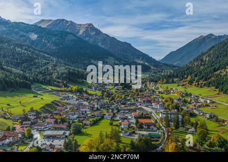 Luftblick auf die wunderschöne Landschaft rund um Lermoos in der Tiroler Zugspitz-Arena Stockfoto