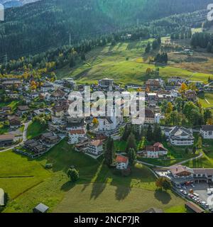 Luftblick auf die wunderschöne Landschaft rund um Lermoos in der Tiroler Zugspitz-Arena Stockfoto