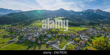 Luftblick auf die wunderschöne Landschaft rund um Lermoos in der Tiroler Zugspitz-Arena Stockfoto