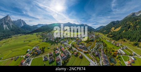 Luftblick auf die wunderschöne Landschaft rund um Lermoos in der Tiroler Zugspitz-Arena Stockfoto