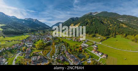 Luftblick auf die wunderschöne Landschaft rund um Lermoos in der Tiroler Zugspitz-Arena Stockfoto