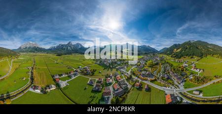 Luftblick auf die wunderschöne Landschaft rund um Lermoos in der Tiroler Zugspitz-Arena Stockfoto