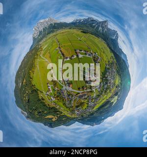 Luftblick auf die wunderschöne Landschaft rund um Lermoos in der Tiroler Zugspitz-Arena Stockfoto