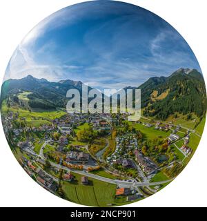 Luftblick auf die wunderschöne Landschaft rund um Lermoos in der Tiroler Zugspitz-Arena Stockfoto