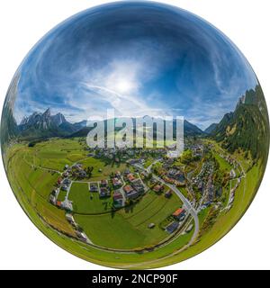 Luftblick auf die wunderschöne Landschaft rund um Lermoos in der Tiroler Zugspitz-Arena Stockfoto