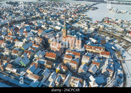 Die kleine mittelfranzösische Stadt Wolframs-Eschenbach an einem idyllischen Nachmittag im Winter aus der Vogelperspektive Stockfoto