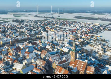 Die kleine mittelfranzösische Stadt Wolframs-Eschenbach an einem idyllischen Nachmittag im Winter aus der Vogelperspektive Stockfoto