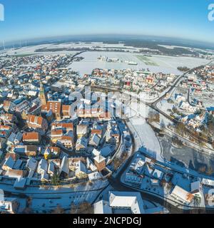 Die kleine mittelfranzösische Stadt Wolframs-Eschenbach an einem idyllischen Nachmittag im Winter aus der Vogelperspektive Stockfoto