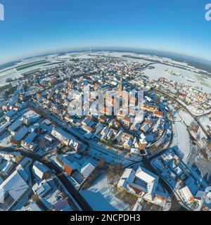 Die kleine mittelfranzösische Stadt Wolframs-Eschenbach an einem idyllischen Nachmittag im Winter aus der Vogelperspektive Stockfoto