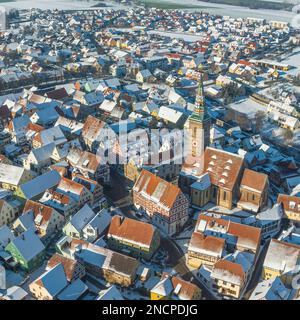 Die kleine mittelfranzösische Stadt Wolframs-Eschenbach an einem idyllischen Nachmittag im Winter aus der Vogelperspektive Stockfoto