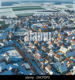 Die kleine mittelfranzösische Stadt Wolframs-Eschenbach an einem idyllischen Nachmittag im Winter aus der Vogelperspektive Stockfoto