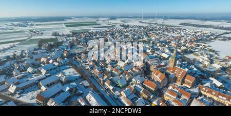 Die kleine mittelfranzösische Stadt Wolframs-Eschenbach an einem idyllischen Nachmittag im Winter aus der Vogelperspektive Stockfoto