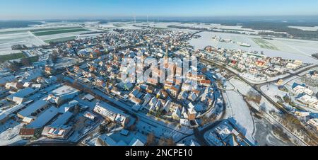 Die kleine mittelfranzösische Stadt Wolframs-Eschenbach an einem idyllischen Nachmittag im Winter aus der Vogelperspektive Stockfoto