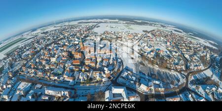 Die kleine mittelfranzösische Stadt Wolframs-Eschenbach an einem idyllischen Nachmittag im Winter aus der Vogelperspektive Stockfoto