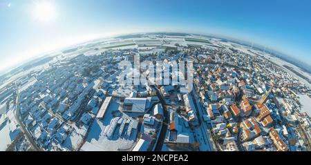 Die kleine mittelfranzösische Stadt Wolframs-Eschenbach an einem idyllischen Nachmittag im Winter aus der Vogelperspektive Stockfoto