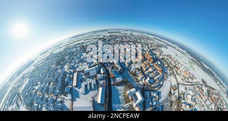 Die kleine mittelfranzösische Stadt Wolframs-Eschenbach an einem idyllischen Nachmittag im Winter aus der Vogelperspektive Stockfoto