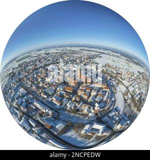 Die kleine mittelfranzösische Stadt Wolframs-Eschenbach an einem idyllischen Nachmittag im Winter aus der Vogelperspektive Stockfoto