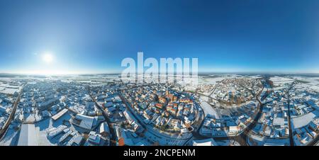 Die kleine mittelfranzösische Stadt Wolframs-Eschenbach an einem idyllischen Nachmittag im Winter aus der Vogelperspektive Stockfoto