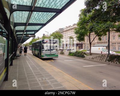 Metrobus, die BRT-Schnellbahn für den öffentlichen Personenverkehr, 9. Juli Ave. Stockfoto