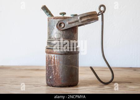 Alte rostige Hartmetalllampe. Acetylengaslampe über Holzoberfläche Stockfoto