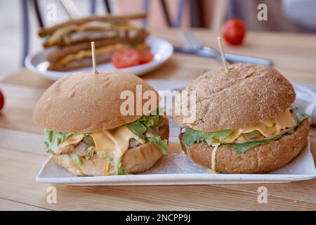 Gesunde Alternative Lebensmittel - vegane Burger mit pflanzenbasierten Schnitzeln und Sandwiches mit Austernpilzen. Richtige Ernährung. Stockfoto