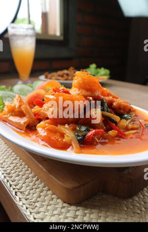 Gebratene Garnelen, gekocht mit süßer und saurer Sauce Stockfoto