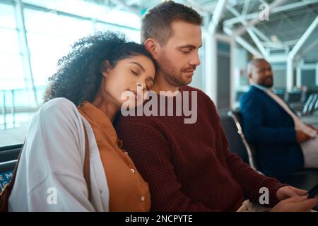 Flughafen, Reise und Frau, die bei ihrem Freund schläft, während sie darauf wartet, gemeinsam an Bord ihres Fluges zu gehen. Müde, erschöpft und weiblich, die ein Nickerchen macht, um sich auszuruhen Stockfoto