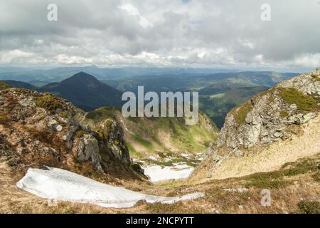 Schmelzender Schnee in felsigen Bergen Landschaftsfoto Stockfoto