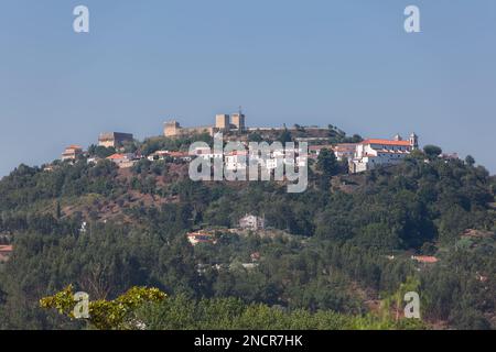 Ourém Santarém Portugal - 08 09 2022 Uhr: Blick auf die Festung und Festung von Ourém, mittelalterliche Burg, Palast und Festung, die sich auf der Spitze der Stadt Ou befinden Stockfoto