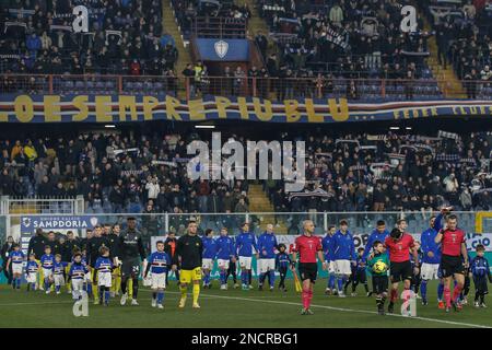 Genua, Italien. 13. Februar 2023. Italien, Genua, 13 2023. februar: Die Teams betreten das Spielfeld und begeben sich zum Mittelfeld für die Spielpräsentation während des Fußballspiels SAMPDORIA gegen FC INTER, Serie A 2022-2023 day22 im Ferraris-Stadion (Kreditbild: © Fabrizio Andrea Bertani/Pacific Press via ZUMA Press Wire) NUR REDAKTIONELLE VERWENDUNG! Nicht für den kommerziellen GEBRAUCH! Stockfoto