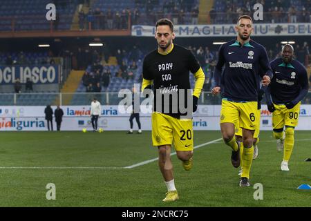 Genua, Italien. 13. Februar 2023. Italien, Genua, februar 13 2023: Hakan Calhanoglu (fc Inter Midfielder) T-Shirt für sein Land beim Aufwärmen über das Fußballspiel SAMPDORIA gegen FC INTER, Serie A 2022-2023 day22 im Ferraris-Stadion (Bild: © Fabrizio Andrea Bertani/Pacific Press via ZUMA Press Wire) REDAKTIONELLE VERWENDUNG! Nicht für den kommerziellen GEBRAUCH! Stockfoto