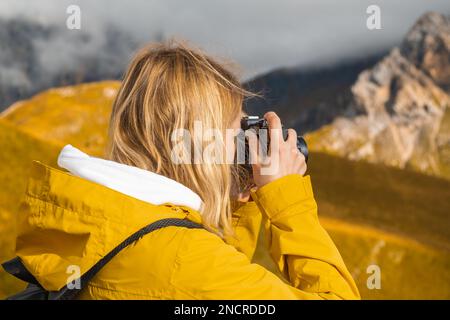 Ein Reisefotograf macht Fotos von den Dolomiten Stockfoto