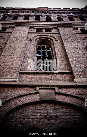 Verlassener gruseliger Minenschacht in Belgien. Einige Bilder eines alten Minenschachts, der in ein Museum rekonstruiert wird. Stockfoto