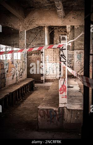 Verlassener gruseliger Minenschacht in Belgien. Einige Bilder eines alten Minenschachts, der in ein Museum rekonstruiert wird. Stockfoto