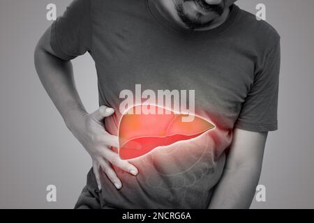 Die Abbildung der Leber ist auf dem Körper des Mannes vor grauem Hintergrund. Ein Mann mit Hepatitis und Fettleberproblem. Stockfoto