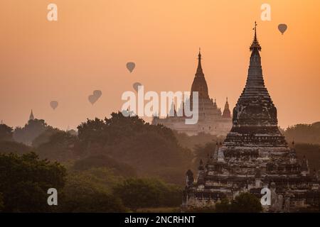 Heißluftballons über dem Tempel und den Pagoden von Bagan in Myanmar Stockfoto