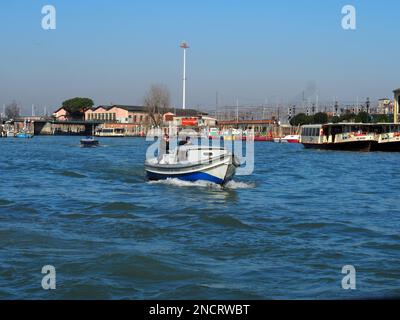 Venedig, Italien - 13. februar 2023 Ein Wassertaxi auf dem Canale Grande in Venedig Booten auf dem Canale Grande zwischen palazzo Italy Stockfoto