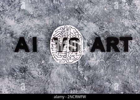 KI vs. Art Text mit halb menschlichem Roboterhirn, Konzept der künstlichen Intelligenz Erstellung generativer Inhalte basierend auf Kunst menschlicher Autoren Stockfoto