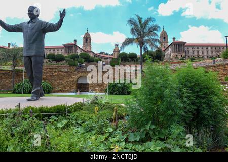 Mandela-Denkmal und Cannabisfabrik vor dem Gebäude der Union in Pretoria in Südafrika Stockfoto