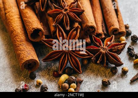 Sternanis-Zimtstangen Weihnachten. Makro Stockfoto