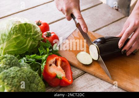 Auberginen auf Holzschreibtisch schneiden Stockfoto