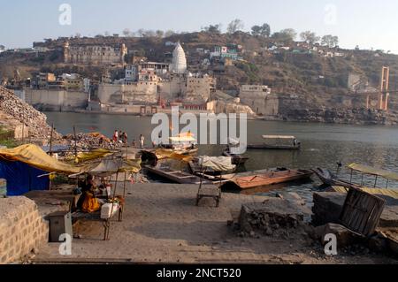 Omkareshwar Ghat und der Tempel von Jyothirlingam einer der 12 in ganz Indien am Ufer des Narmada-Flussviertels Khandva Madhya Pradesh India Stockfoto