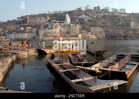 Omkareshwar Ghat und der Tempel von Jyothirlingam einer der 12 in ganz Indien am Ufer des Narmada-Flussviertels Khandva Madhya Pradesh India Stockfoto