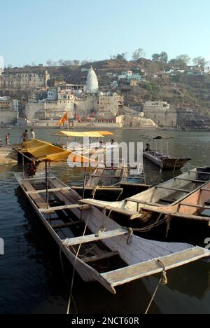 Omkareshwar Ghat und der Tempel von Jyothirlingam einer der 12 in ganz Indien am Ufer des Narmada-Flussviertels Khandva Madhya Pradesh India Stockfoto