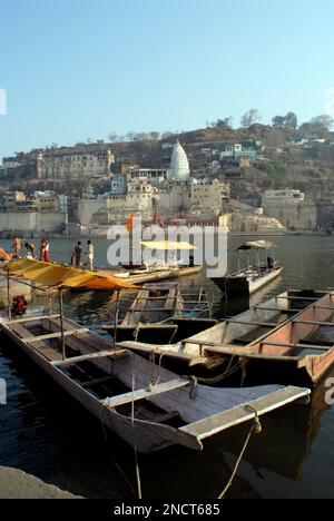 Omkareshwar Ghat und der Tempel von Jyothirlingam einer der 12 in ganz Indien am Ufer des Narmada-Flussviertels Khandva Madhya Pradesh India Stockfoto