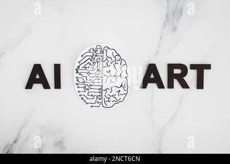 KI Art Text mit halber menschlicher Hälfte des Roboterhirns, Konzept der künstlichen Intelligenz Erstellung generativer Inhalte basierend auf Kunst menschlicher Autoren Stockfoto