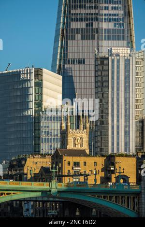 Nahaufnahme der Shard and Southwark Bridge in London an einem sonnigen Abend Stockfoto