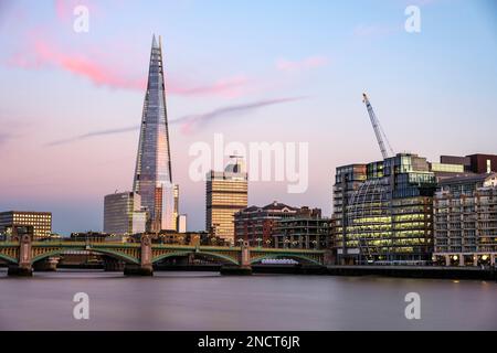 Bild der Skyline von London in der Abenddämmerung, einschließlich Themse und Shard Stockfoto