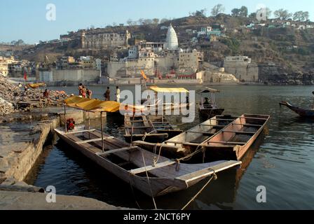 Omkareshwar Ghat und der Tempel von Jyothirlingam einer der 12 in ganz Indien am Ufer des Narmada-Flussviertels Khandva Madhya Pradesh India Stockfoto