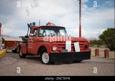 Ein alter roter Abschleppwagen, der typisch für die USA ist, ist ein Schwerlastfahrzeug der vierten Generation der Ford F-Serie F-250 Stockfoto